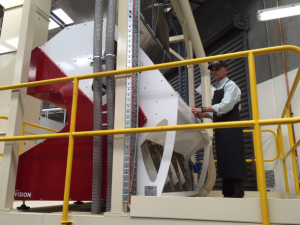 Master roaster Giuseppe Cianchi with the Grinders Colour Sorter V400.